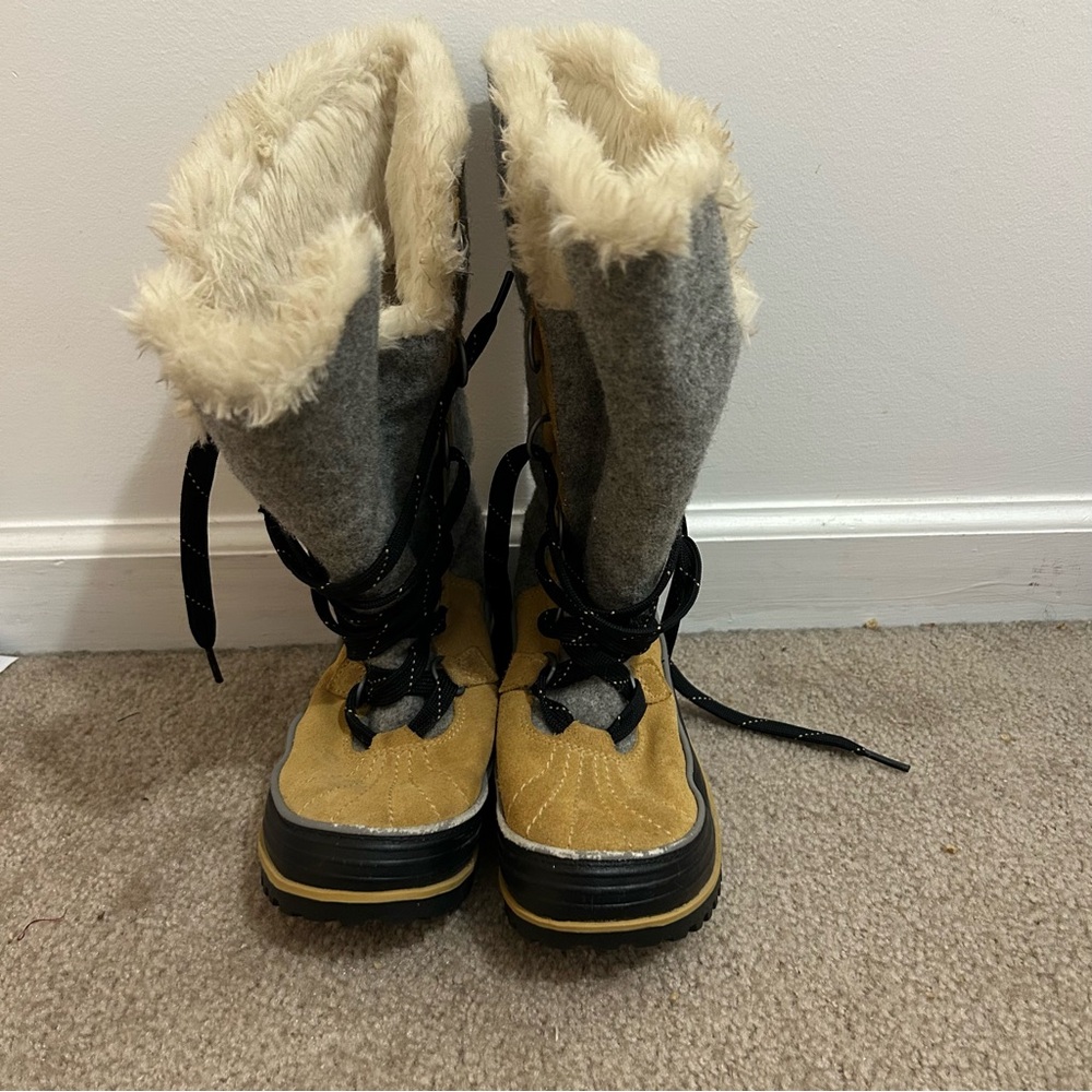 Sorel Women's Tivoli High II snow boots in the curry & light grey color Size 6.5